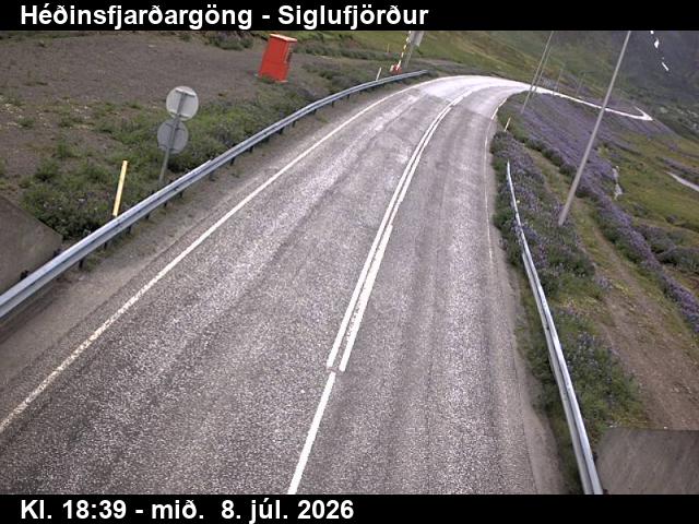 Snapshot from Héðinsfjarðargöng Siglufjarðarmegin — Héðinsfjarðargöng séð niður á veg í Siglufirði